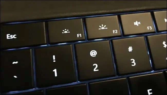 Chỉnh độ sáng màn hình máy tính bằng bàn phím trên laptop