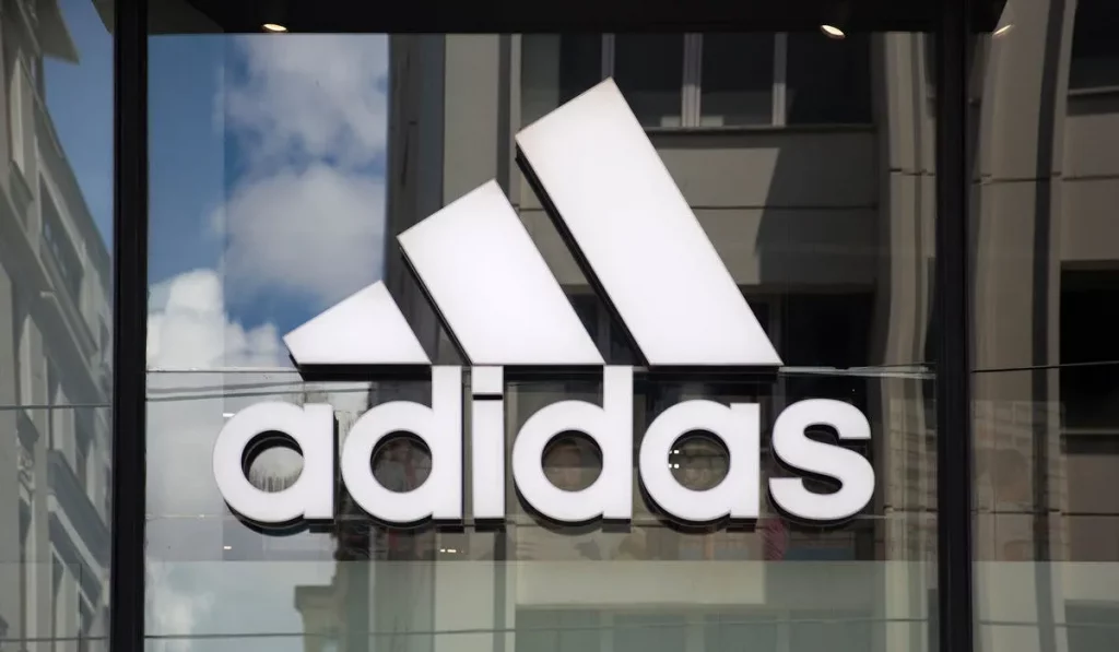 Adidas chuyển mình trong bối cảnh như thế nào?