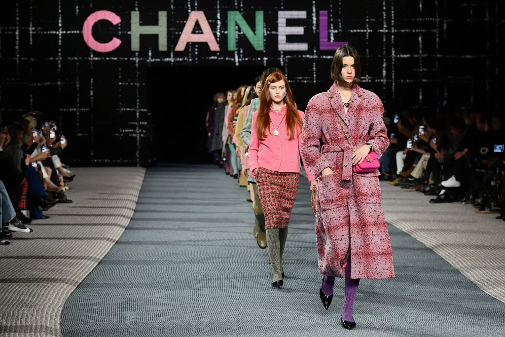 Quần áo thời trang từ thương hiệu Chanel