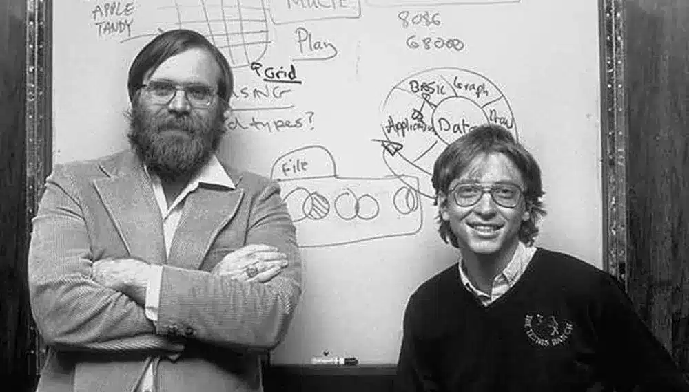 Bill Gates cùng Paul Allen quyết thành lập công ty đầu tiên vào tháng 11 năm 1975 và đặt tên là "Micro-Soft"