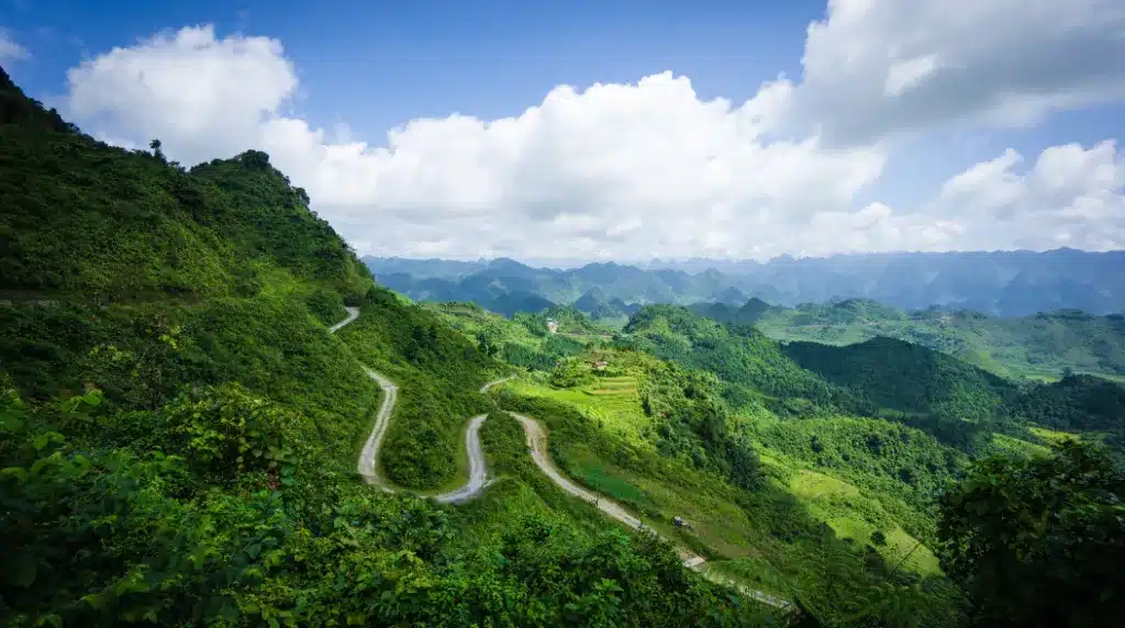 Việt Nam hiện nay có tiềm năng phát triển du lịch cực kỳ lớn với vị trí thuận lợi về địa lý, khí hậu và điều kiện tự nhiên