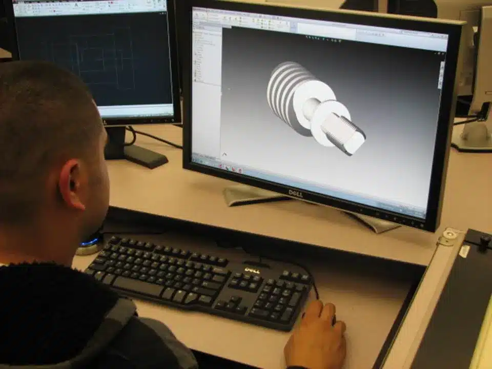 Nhà thiết kế công nghiệp sử dụng phần mềm 3D để mô phỏng sản phẩm