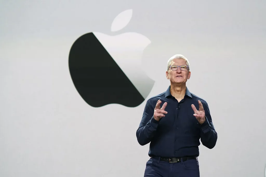 Tháng 08/2011 Tim Cook đầu tiên phát triển thành CEO của Apple
