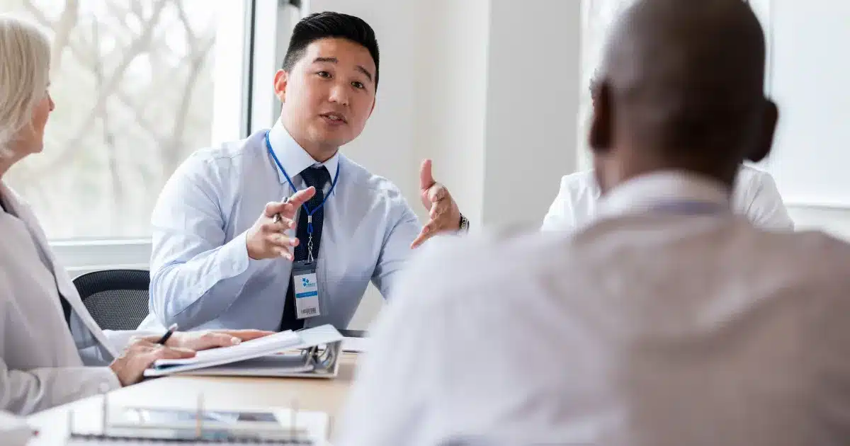Hoạt động thuyết trình, trao đổi nhằm thuyết phục khách hàng gọi là Pitching