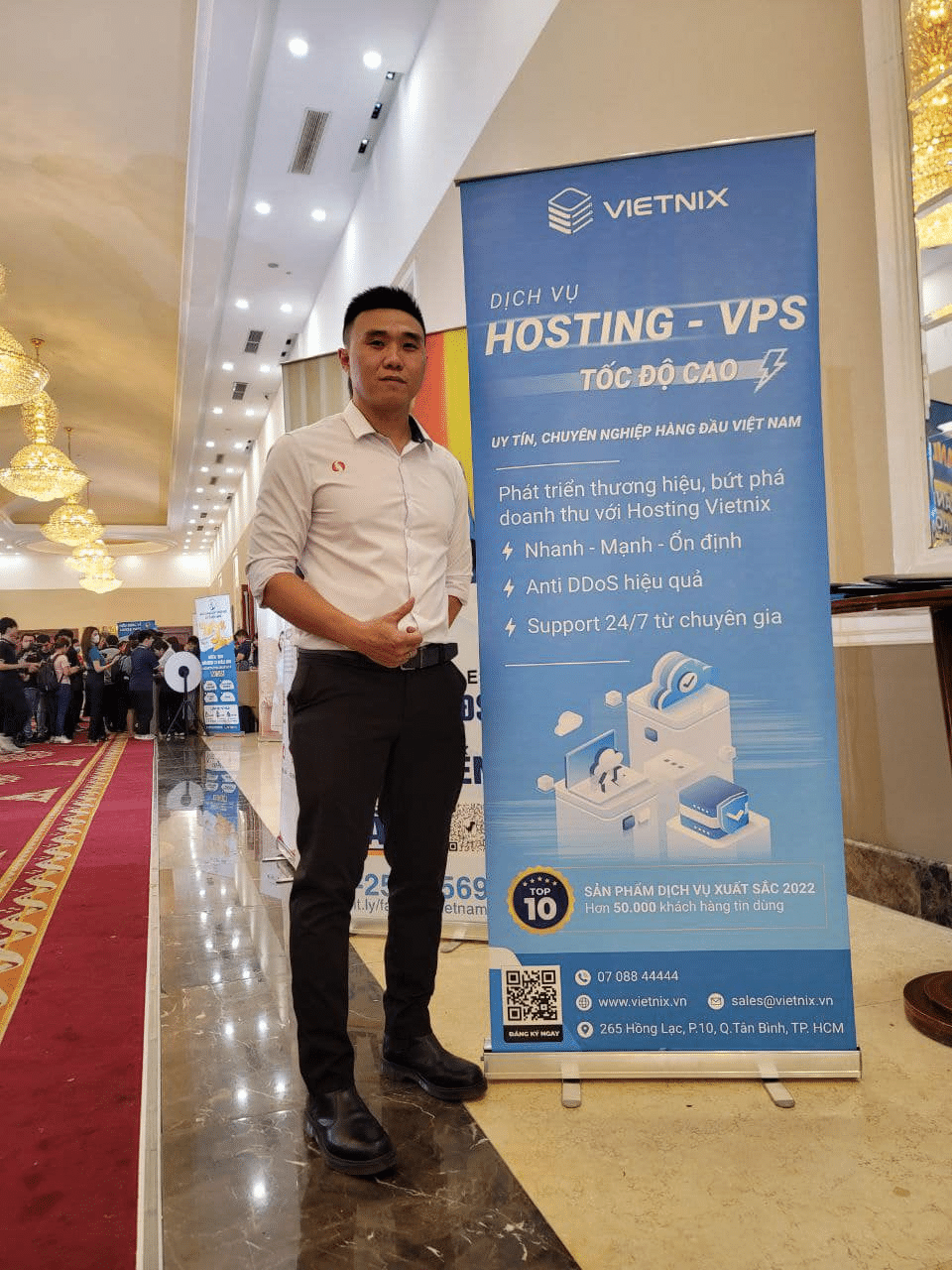 Local marketing truyền thống thông qua standee, banner,...