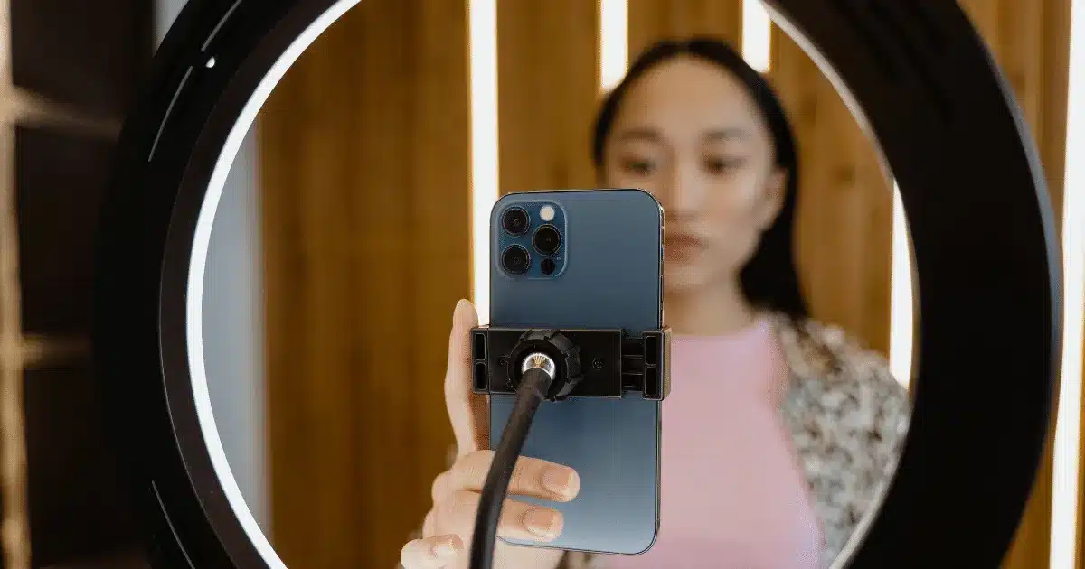 TikTok LIVE giúp tương tác trực tiếp với người dùng khác
