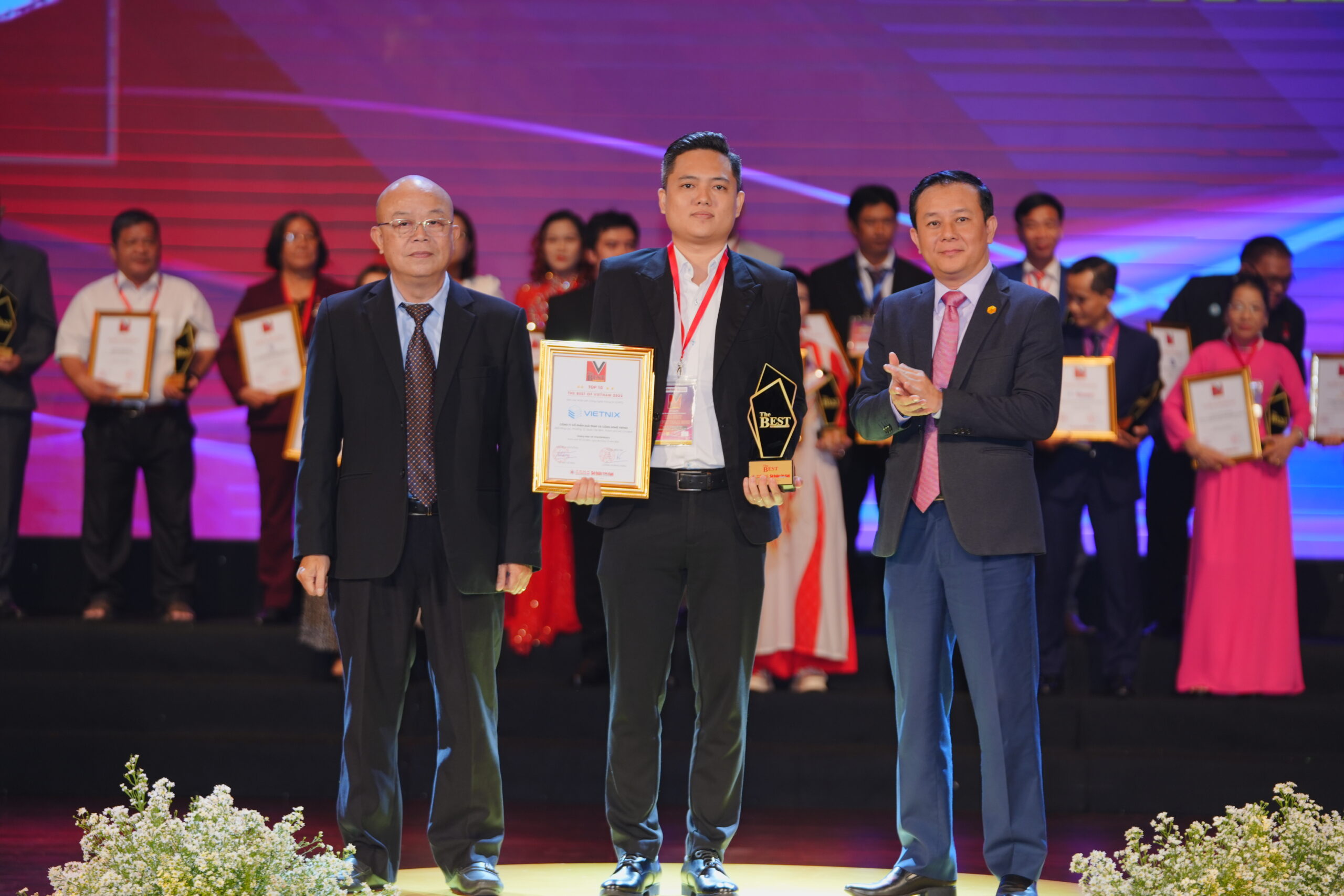 Ông Nguyễn Hưng, Giám đốc R&D – Đại diện Công ty Vietnix lên nhận danh hiệu Top 10 The Best of Vietnam 2023